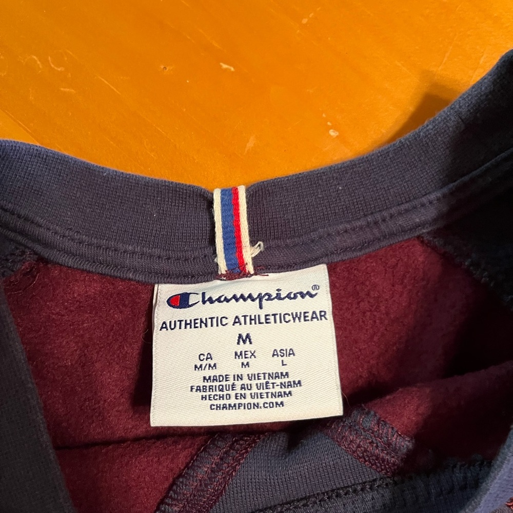 Wmns CHAMPION size medium sweatshirt